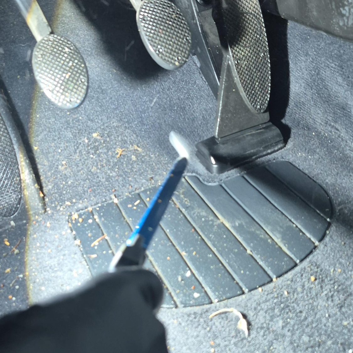 Reinigung der Fußmatte im Fußraum mit dem ZC AIRGLYDE Druckluft-Reinigungsgerät